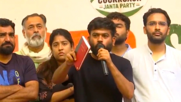 सोनम वांगचुक के समर्थन में कॉकरोच जनता पार्टी के संस्थापक अभिजीत दीपके अनिश्चितकालीन भूख हड़ताल पर बैठे
